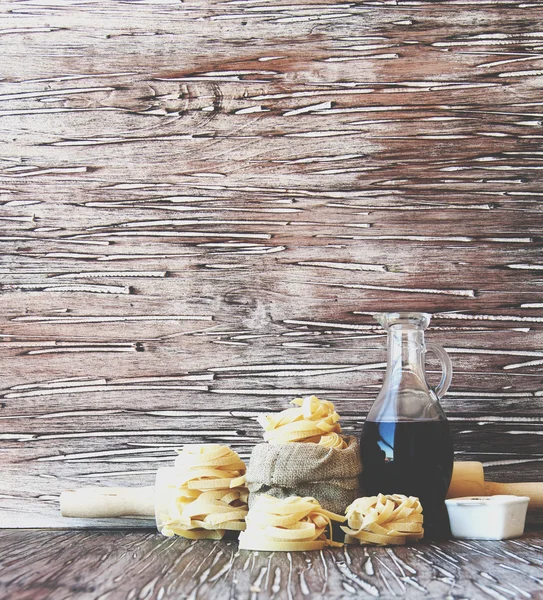 Pastas sin cocer con harina en la mesa, enfoque selectivo —  Fotos de Stock
