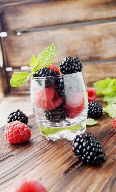 siyah çilek ve ahududu bir cam fincan