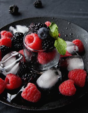 siyah çilek ve ahududu bir cam fincan