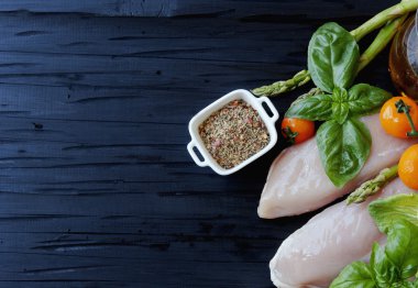 otlar baharatlar ile çiğ tavuk göğsü 