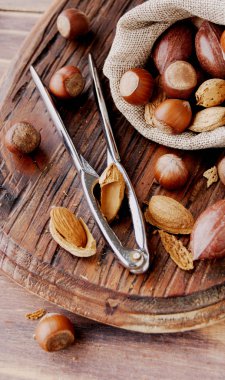 ahşap bir masa üzerinde fındık ile tuval çanta