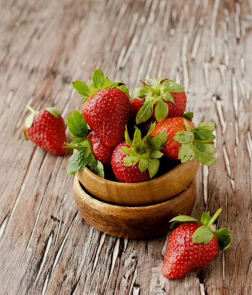 Frische Erdbeeren in einer Holzschale, selektiver Fokus — Stockfoto