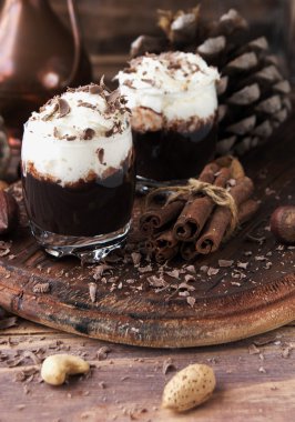 Cam bardak ve fındık kremalı sıcak çikolata