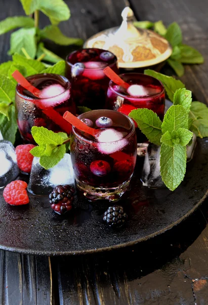 Berry juice i ett glas med bär, selektiv inriktning — Stockfoto