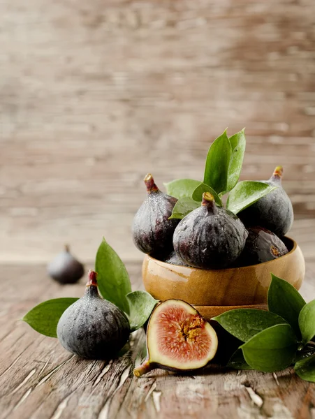 seçici odak ahşap bir kasede ham incir