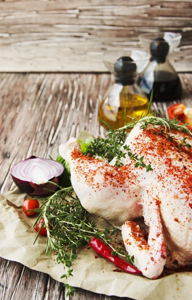 Rohes Huhn mit Kräutern Gewürzzutaten, selektiver Fokus — Stockfoto