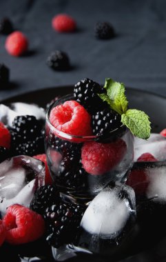 siyah çilek ve ahududu bir cam fincan