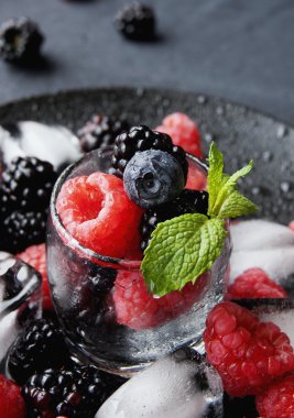 siyah çilek ve ahududu bir cam fincan