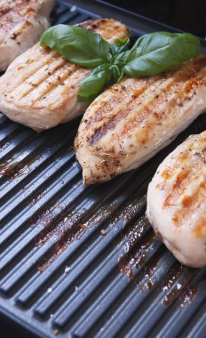 tavuk göğsü otlar baharat ızgara, seçici odak ile