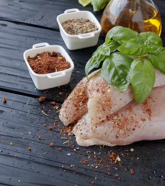 otlar baharatlar ile çiğ tavuk göğsü 