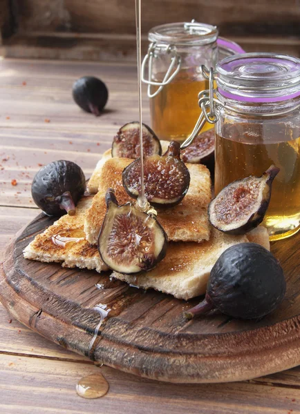 Шматочки тосту з інжиром та медом — стокове фото