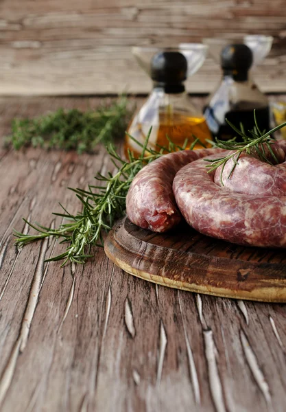 Raw beef sausages on a cast-iron pan,  selective focus — Stock Photo, Image