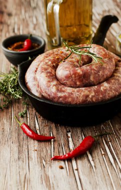 bir dökme demir tava, seçici odak üzerinde çiğ Dana sosis