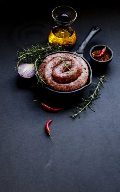 bir dökme demir tava, seçici odak üzerinde çiğ Dana sosis