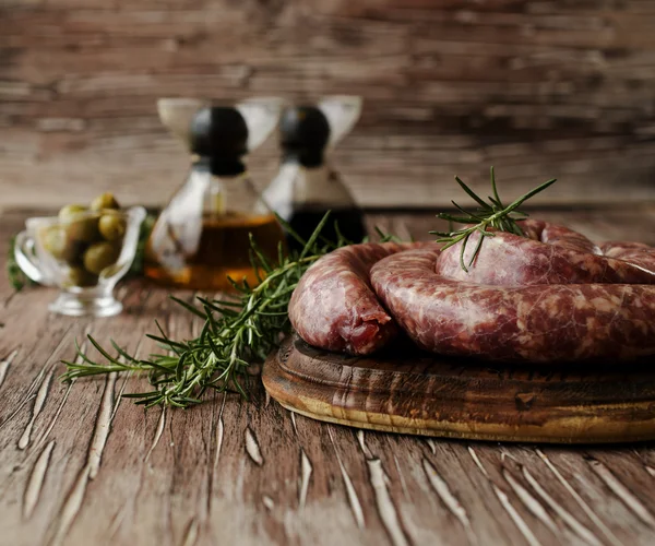 Raw beef sausages on a cast-iron pan,  selective focus — Stock Photo, Image