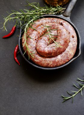 bir dökme demir tava, seçici odak üzerinde çiğ Dana sosis