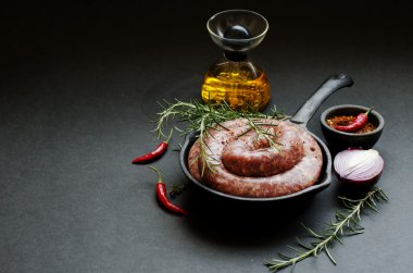 bir dökme demir tava, seçici odak üzerinde çiğ Dana sosis