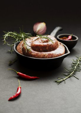 bir dökme demir tava, seçici odak üzerinde çiğ Dana sosis