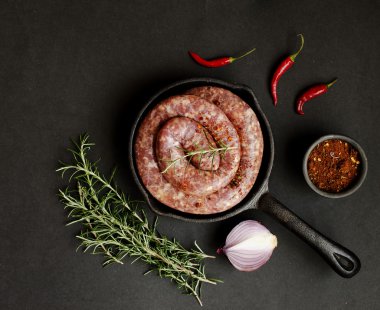 bir dökme demir tava, seçici odak üzerinde çiğ Dana sosis