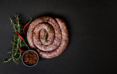 bir dökme demir tava, seçici odak üzerinde çiğ Dana sosis