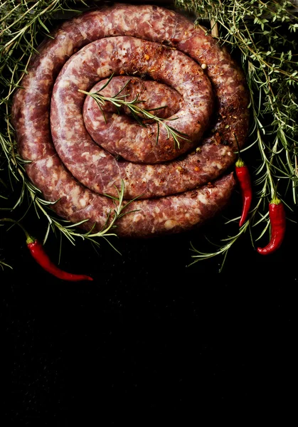 bir dökme demir tava, seçici odak üzerinde çiğ Dana sosis