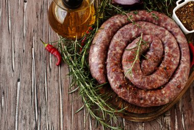 bir dökme demir tava, seçici odak üzerinde çiğ Dana sosis