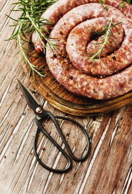 bir dökme demir tava, seçici odak üzerinde çiğ Dana sosis