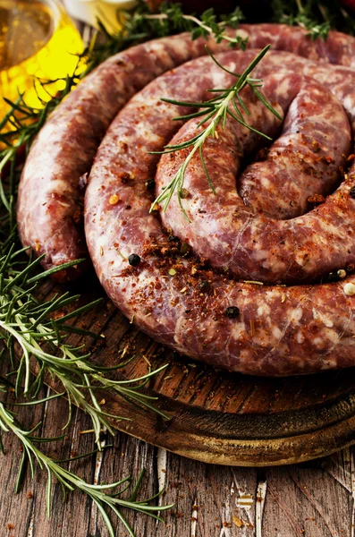 bir dökme demir tava, seçici odak üzerinde çiğ Dana sosis