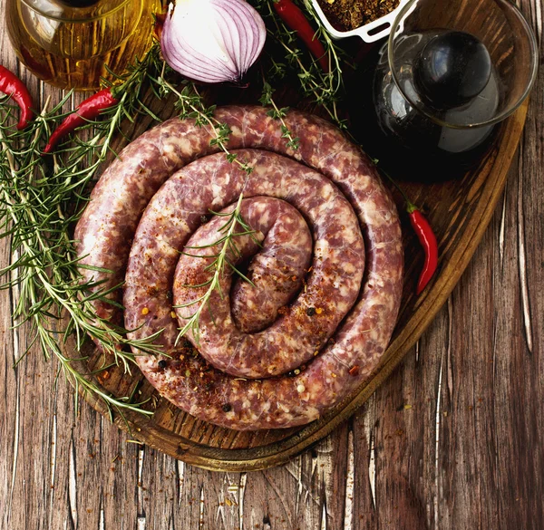 Raw beef sausages on a cast-iron pan,  selective focus — Stock Photo, Image