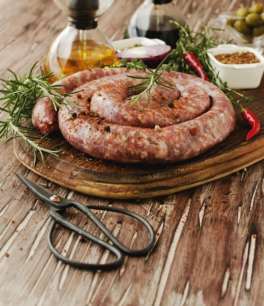 Raw beef sausages on a cast-iron pan,  selective focus — Stock Photo, Image