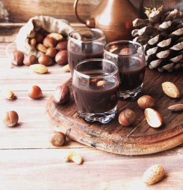 Fındık ve tarçın ile bir cam bardak sıcak çikolata