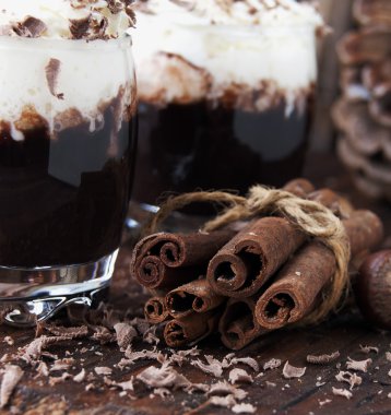 çikolata ve fındık ile tarçın