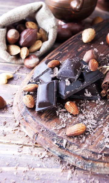 Trozos de chocolate con nueces y canela — Foto de Stock