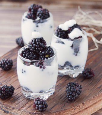 ahşap masa blackberry ile yoğurt Kupası