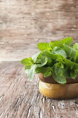 Seçici odak ahşap bir kapta taze nane