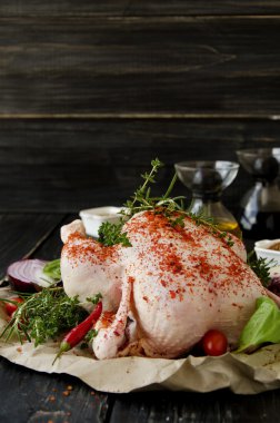 seçici odak otlar baharat malzemelerle çiğ tavuk