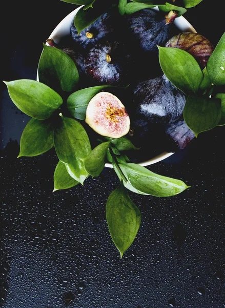 Fikon med blad på en svart, selektiv fokus — Stockfoto