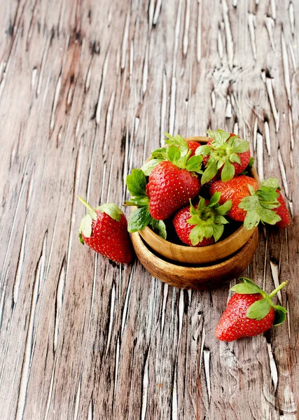 Frische Erdbeeren in einer Holzschale, selektiver Fokus — Stockfoto