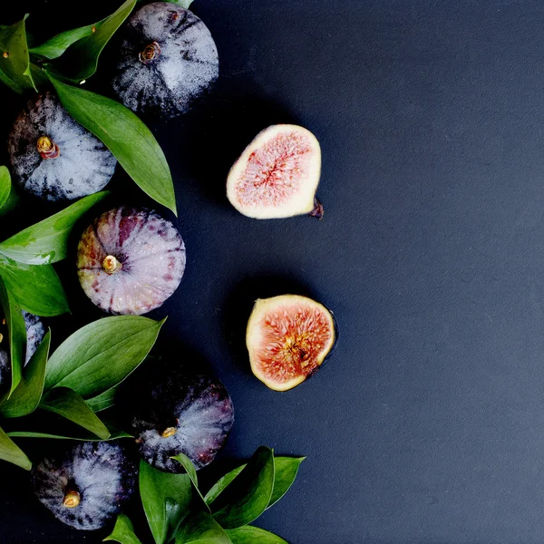 Fikon med blad på en svart, selektiv fokus — Stockfoto