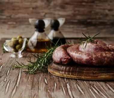 bir dökme demir tava, seçici odak üzerinde çiğ Dana sosis