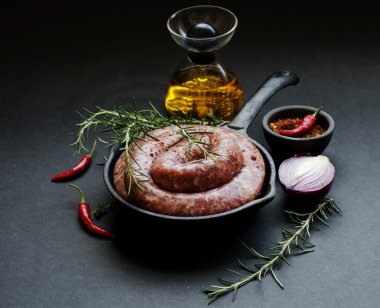 bir dökme demir tava, seçici odak üzerinde çiğ Dana sosis