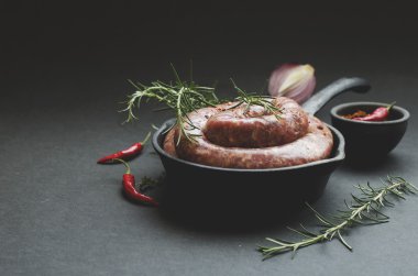 bir dökme demir tava, seçici odak üzerinde çiğ Dana sosis