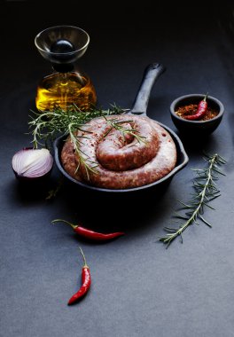 bir dökme demir tava, seçici odak üzerinde çiğ Dana sosis