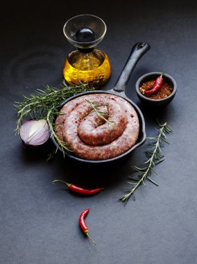 bir dökme demir tava, seçici odak üzerinde çiğ Dana sosis