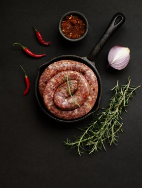 bir dökme demir tava, seçici odak üzerinde çiğ Dana sosis