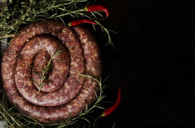 bir dökme demir tava, seçici odak üzerinde çiğ Dana sosis