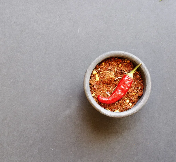 Kom met specerijen en hete peper, selectieve aandacht — Stockfoto