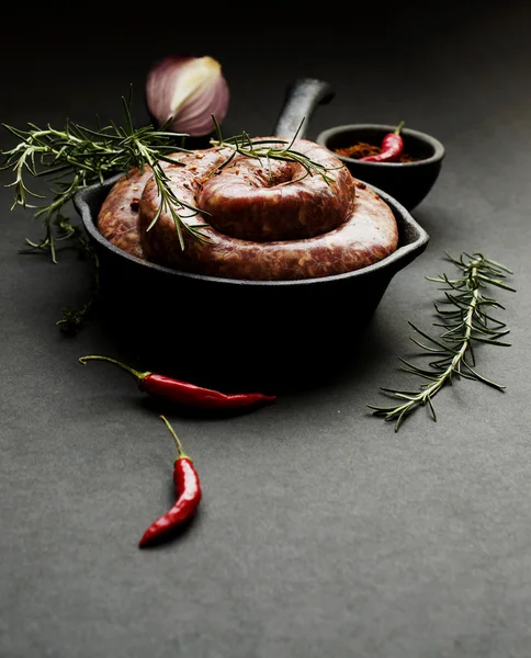 bir dökme demir tava, seçici odak üzerinde çiğ Dana sosis