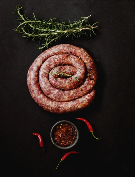 Raw beef sausages on a cast-iron pan,  selective focus — Stock Photo, Image