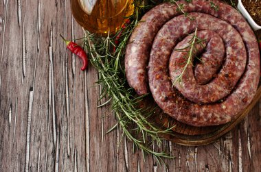 bir dökme demir tava, seçici odak üzerinde çiğ Dana sosis